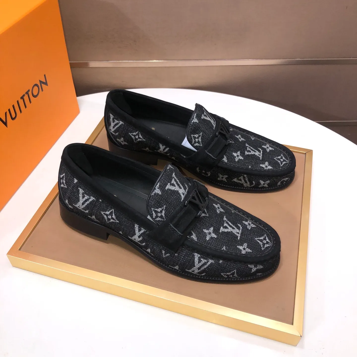 Men's men's shoes💰540💰[LV] (original single cowhide lining)🍀LV's latest genuine leather business suit shoes are available on the official website at the same time. The first-layer cowhide imported from Italy is made of heavy gold, and the official website has a 1:1 rubber outsole. Versatile to wear, high-end without losing class, and the color combination is extraordinary. This four-season style is alluring when worn on your feet, showing off your big-name flair. Standard code 38-45 (45 customized)